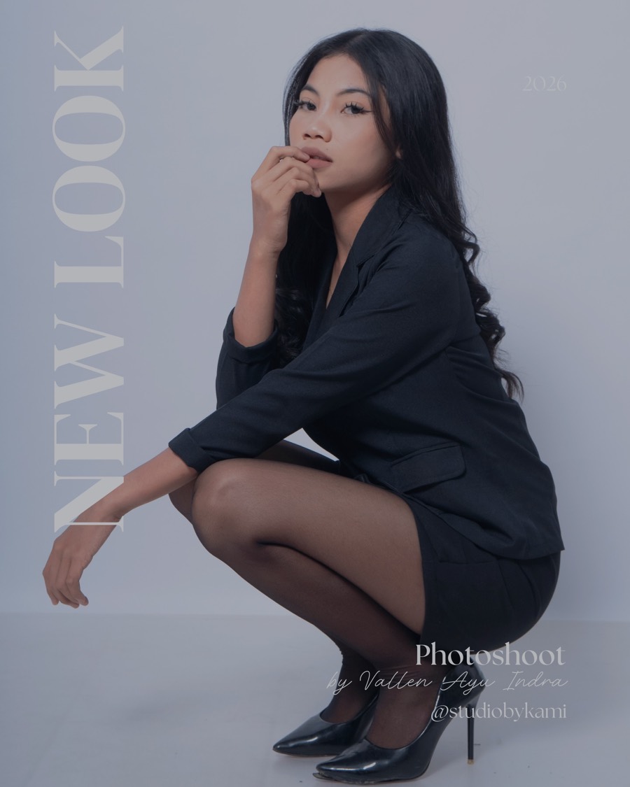 Hasil foto konsep New Look: seorang perempuan berblazer hitam berpose jongkok